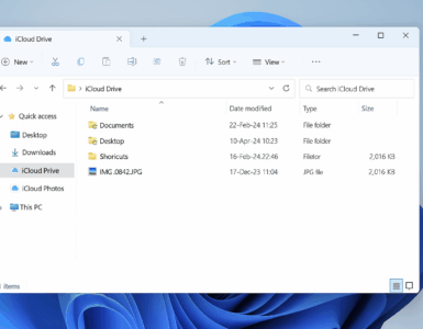 Screenshot af Windows 11 Stifinder med iCloud Drive åbent. I venstre menu ses iCloud Drive og iCloud Photos, mens hovedvinduet viser mapperne Documents, Desktop, Shortcuts samt billedfilen IMG_0842.JPG, som er synkroniseret fra iPhone.