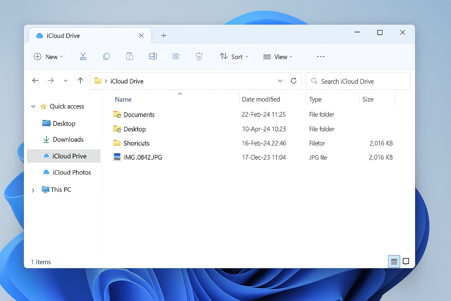 Skärmdump av Windows 11 Utforskaren med iCloud Drive öppet. I vänstermenyn syns iCloud Drive och iCloud Photos, medan huvudfönstret visar mapparna Documents, Desktop, Shortcuts samt bildfilen IMG_0842.JPG som är synkroniserad från iPhone.