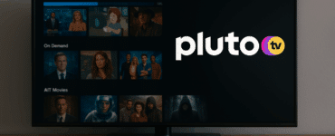 Realistisk foto af et moderne TV i stue, der viser Pluto TV-interface med film og serier på skærmen.