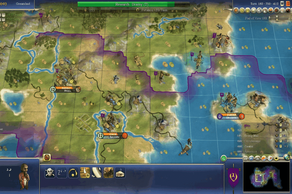 Strategisk kort i Civilization IV: Beyond the Sword, hvor spilleren styrer et imperium med byer, enheder og ressourcer ved kysten. Mini-kortet og UI viser byer som Antium, Otrar og Pataliputra, mens forskning i ‘Drama’ er aktiv. Detaljeret klassisk Civ 4-grænseflade med felter, floder, bjerge og hav – et autentisk overblik fra PC-versionen.