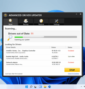 Advanced Driver Updater viser en scanning på Windows 11, hvor flere forældede drivere er fundet – herunder grafik-, lyd- og netværksdrivere. Brugerfladen viser tydelige statusangivelser og en fremdriftsbjælke under scanningen.