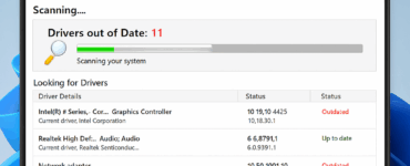 Advanced Driver Updater viser en scanning på Windows 11, hvor flere forældede drivere er fundet – herunder grafik-, lyd- og netværksdrivere. Brugerfladen viser tydelige statusangivelser og en fremdriftsbjælke under scanningen.