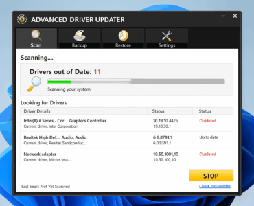 Advanced Driver Updater viser en scanning på Windows 11, hvor flere forældede drivere er fundet – herunder grafik-, lyd- og netværksdrivere. Brugerfladen viser tydelige statusangivelser og en fremdriftsbjælke under scanningen.