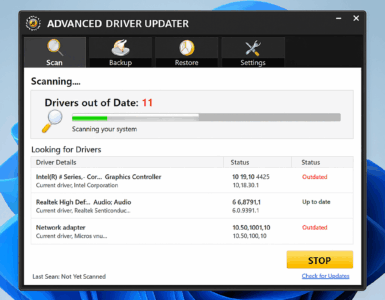 Advanced Driver Updater viser en scanning på Windows 11, hvor flere forældede drivere er fundet – herunder grafik-, lyd- og netværksdrivere. Brugerfladen viser tydelige statusangivelser og en fremdriftsbjælke under scanningen.
