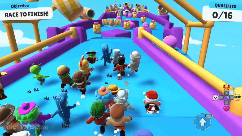 Skjermbilde fra Stumble Guys, der flere fargerike figurer løper mot målstreken på en hindringsbane med bevegelige plattformer og kanoner i bakgrunnen.
