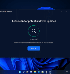 AVG Driver Updater kører på en Windows 11-computer og viser en scanning i gang for potentielle driveropdateringer. Hovedvinduet har mørk baggrund med hvid tekst og en grøn fremdriftscirkel, mens Windows 11-proceslinjen er synlig nederst på skærmen.