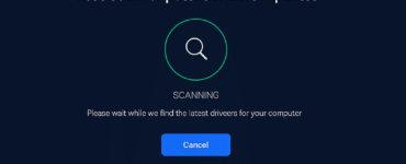 AVG Driver Updater kører på en Windows 11-computer og viser en scanning i gang for potentielle driveropdateringer. Hovedvinduet har mørk baggrund med hvid tekst og en grøn fremdriftscirkel, mens Windows 11-proceslinjen er synlig nederst på skærmen.