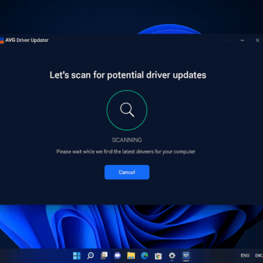 AVG Driver Updater kører på en Windows 11-computer og viser en scanning i gang for potentielle driveropdateringer. Hovedvinduet har mørk baggrund med hvid tekst og en grøn fremdriftscirkel, mens Windows 11-proceslinjen er synlig nederst på skærmen.