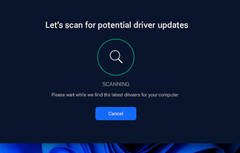 AVG Driver Updater kører på en Windows 11-computer og viser en scanning i gang for potentielle driveropdateringer. Hovedvinduet har mørk baggrund med hvid tekst og en grøn fremdriftscirkel, mens Windows 11-proceslinjen er synlig nederst på skærmen.