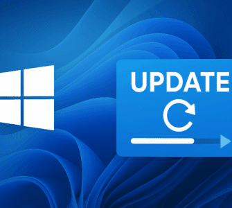 Illustration af Windows 11-opdatering med det hvide Windows-logo til venstre og et blåt opdateringsikon med fremgangsindikator til højre på en bølgende blå baggrund.