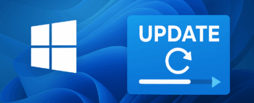 Illustration af Windows 11-opdatering med det hvide Windows-logo til venstre og et blåt opdateringsikon med fremgangsindikator til højre på en bølgende blå baggrund.