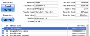 Screenshot fra vores test af CrystalDiskInfo, der viser sundhedsstatus, temperatur og SMART-data for en NVMe-SSD i Windows 11.