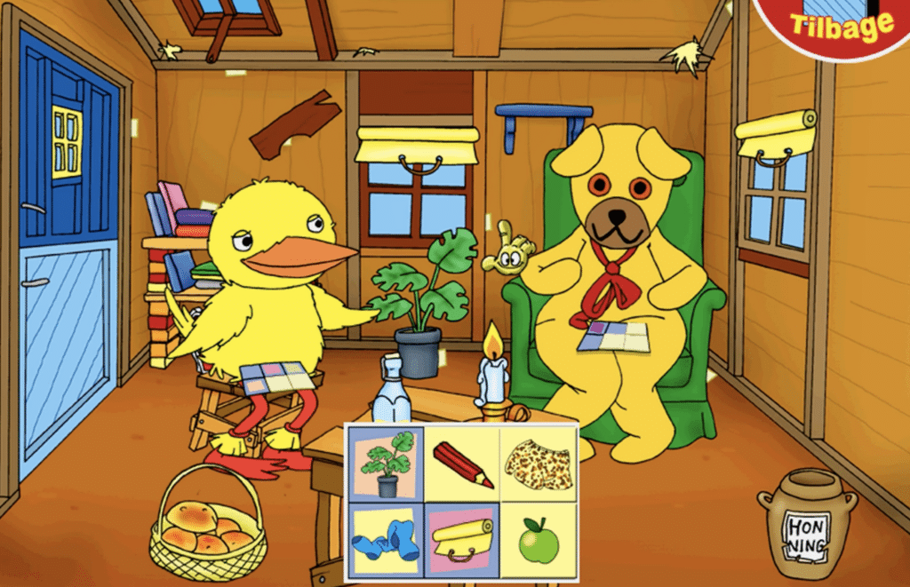 Bamse og Kylling sidder i Bamsegaden og løser en opgave i Bamse – Spil og Leg, omgivet af farverige genstande som planter, honningkrukke og brødkurv.
