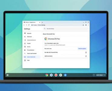 Screenshot fra vores test af ChromeOS Flex, der viser en laptop med ChromeOS-indstillinger åbne på skærmen. Fanen 'About ChromeOS Flex' er valgt, og systemets opdateringspanel er synligt. Nederst ses ChromeOS’ karakteristiske app-hylde med Chrome, YouTube, Drive og andre ikoner.