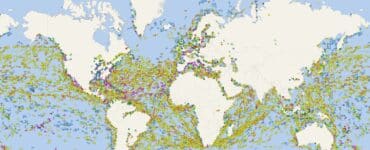 Verdenskort med tusindvis af skibe vist i realtid via AIS-data i VesselFinder, herunder fragtskibe, tankskibe og krydstogtskibe på alle verdenshavene.