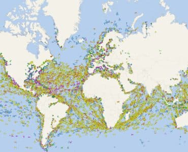 Verdenskort med tusindvis af skibe vist i realtid via AIS-data i VesselFinder, herunder fragtskibe, tankskibe og krydstogtskibe på alle verdenshavene.