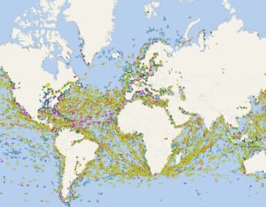 Verdenskort med tusindvis af skibe vist i realtid via AIS-data i VesselFinder, herunder fragtskibe, tankskibe og krydstogtskibe på alle verdenshavene.
