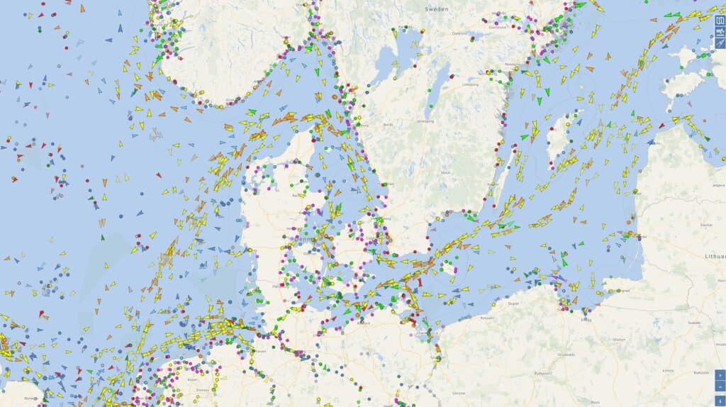 Live kart over skipstrafikk i Norge og Østersjøen vist med AIS-data i VesselFinder, inkludert lasteskip, tankskip og mindre fartøy.