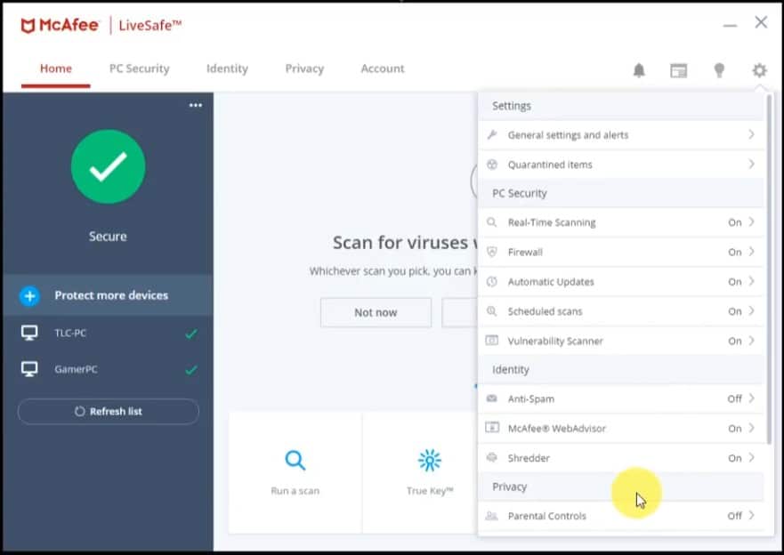 McAfee LiveSafe indstillinger på Windows med realtidsbeskyttelse, firewall, planlagte scanninger og privatlivsindstillinger