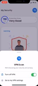 McAfee Secure VPN aktiv i McAfee-appen på iPhone med besked om øget sikkerhed og privatliv