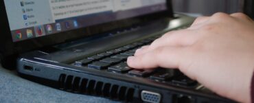 Person der bruger computer i hverdagen og overvejer valg af antivirusprogram