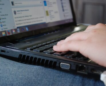 Person der bruger computer i hverdagen og overvejer valg af antivirusprogram