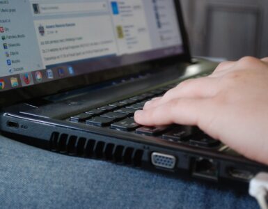 Person der bruger computer i hverdagen og overvejer valg af antivirusprogram