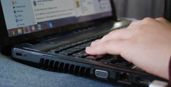 Person der bruger computer i hverdagen og overvejer valg af antivirusprogram