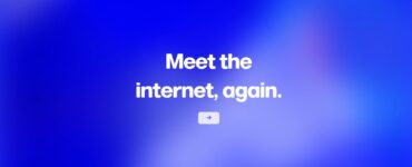 Introduktionsskærm fra Arc Browser under installationen med teksten “Meet the internet, again” på en blå og lilla baggrund.