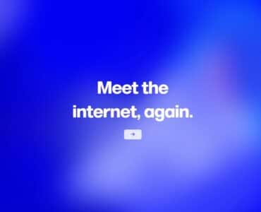 Introduktionsskærm fra Arc Browser under installationen med teksten “Meet the internet, again” på en blå og lilla baggrund.