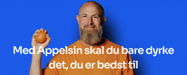 Mand med skæg holder en appelsin foran blå baggrund – Appelsin er en dansk regnskabsapp for selvstændige og små virksomheder