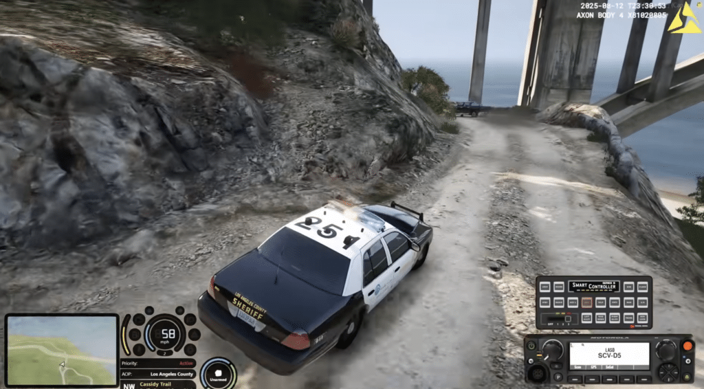 FiveM GTA V roleplay – sherifbil kører på grusvej ved bro (PC)