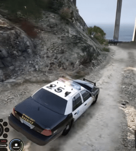 FiveM GTA V roleplay – sherifbil kører på grusvej ved bro (PC)