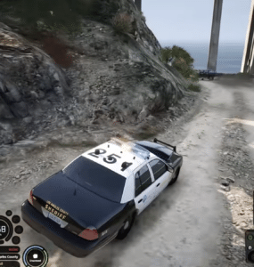FiveM GTA V roleplay – sherifbil kører på grusvej ved bro (PC)