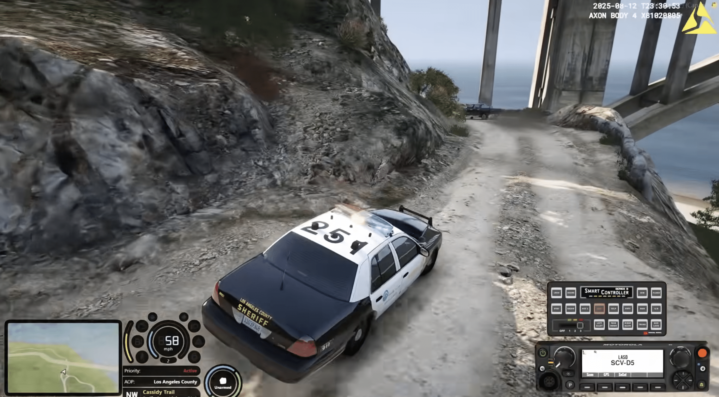 FiveM GTA V Roleplay – Sheriffwagen fährt auf einer Schotterstraße bei einer Brücke (PC)