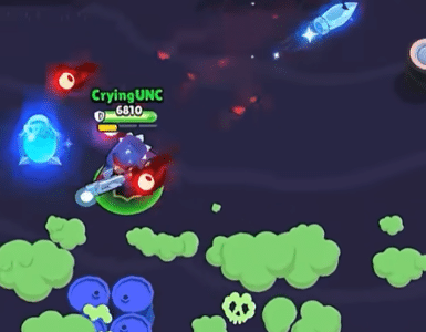 Brawl Stars gameplay med intens kamp, hvor en brawler angriber modstandere på en mørk arena med buske, projektiler og specialeffekter.