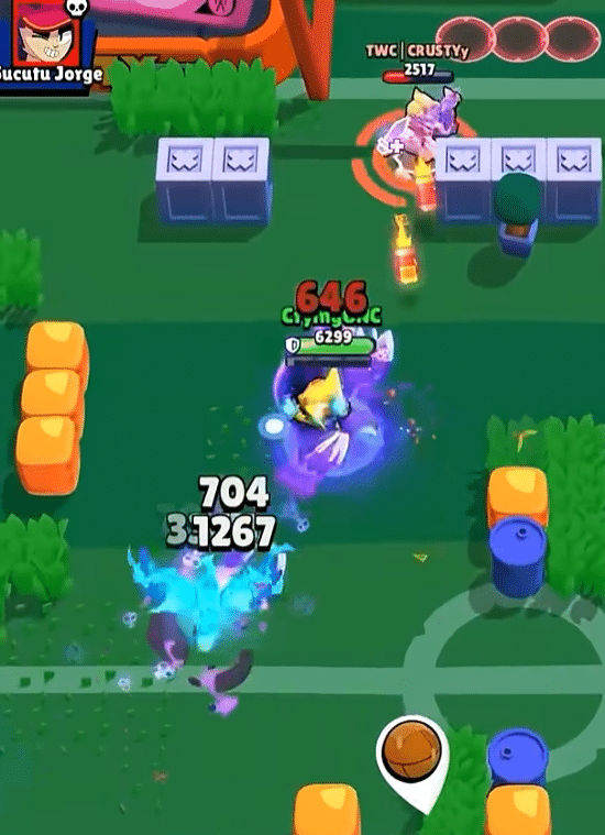 Brawl Stars kamp med flere brawlers, skud, specialangreb og skade-tal på en grøn arena med buske og forhindringer.