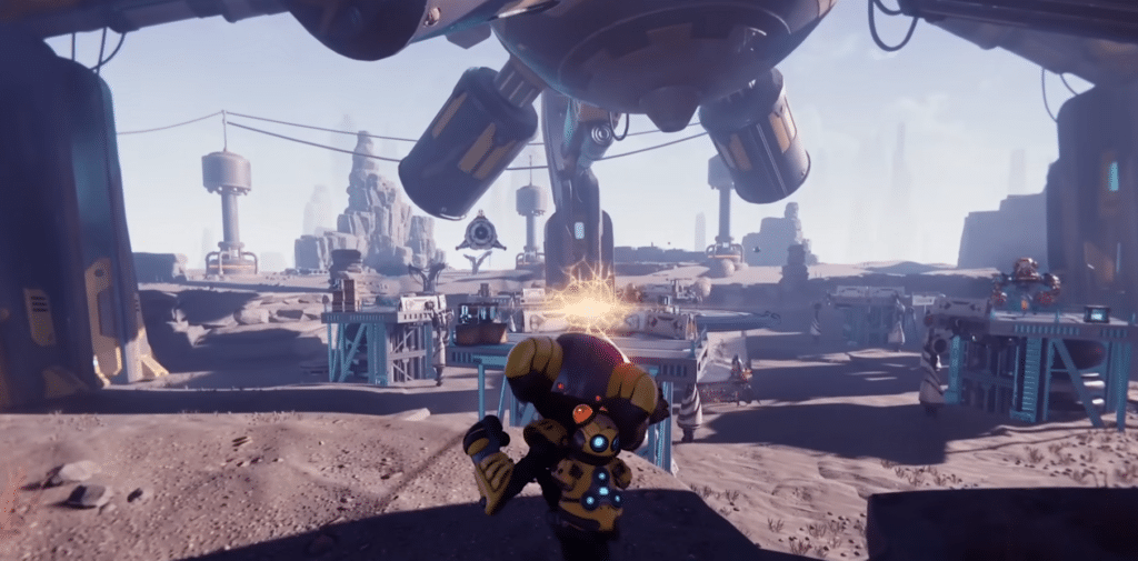 Screenshot aus Ratchet & Clank Future, in dem Ratchet auf einem fremden Planeten unter einem großen Raumschiff steht; am Horizont sind Feinde und Basen zu sehen.