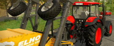 Rød Zetor-traktor med frontlæsser og gult landbrugsredskab i Farming Simulator.