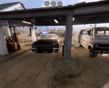 Gameplay fra Gas Station Simulator, hvor en politibil og en varevogn holder ved tankstationen i ørkenen, mens spilleren styrer kunder, brændstof og opgraderinger.