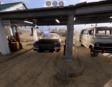 Gameplay fra Gas Station Simulator, hvor en politibil og en varevogn holder ved tankstationen i ørkenen, mens spilleren styrer kunder, brændstof og opgraderinger.