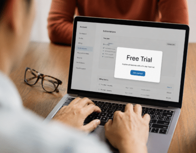 Person arbejder ved laptop med Free Trial-pop-up på skærmen i en hyggelig kontor- eller mødeatmosfære.