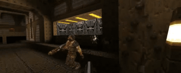 Quake gameplay med shotgun i en mørk industriel bane, hvor spilleren angriber en fjende i nærkamp.